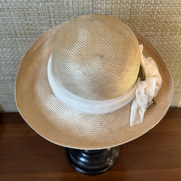 🌟HP🌟VTG 1990s Liz Claiborne Beige Straw Boater Hat with Netting Flowers & Band - Picture 8 of 13